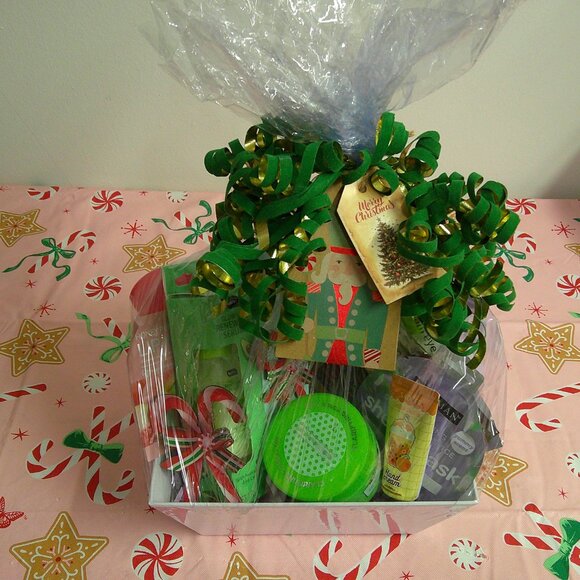Daily Glow Radiance Every Day-13-Piece Christmas Holiday Self-Care Gift Basket - Picture 5 of 6